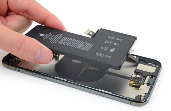 iPhone 11 Pro Max 拆解. 图片来自：iFixit