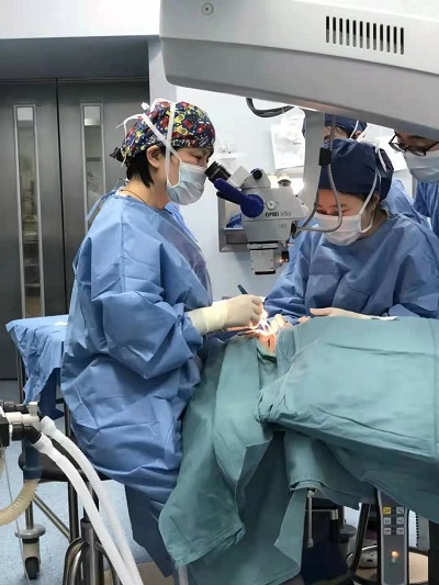 图说:上海市儿童医院眼科主任乔彤为儿童做手术 来源/院方供图
