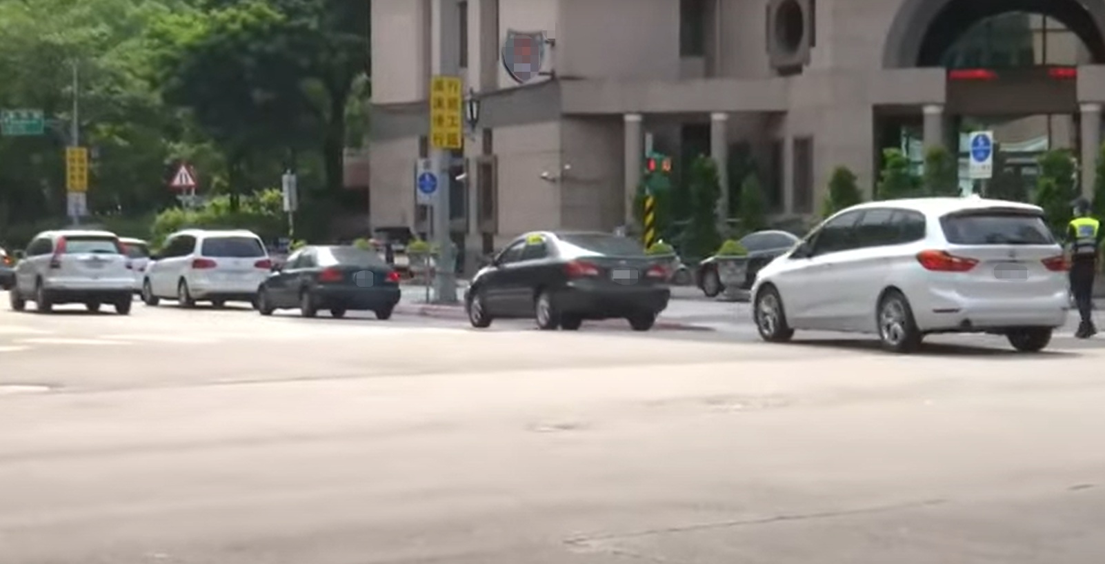 台团体车队绕行蔡办周边道路（直播截图）