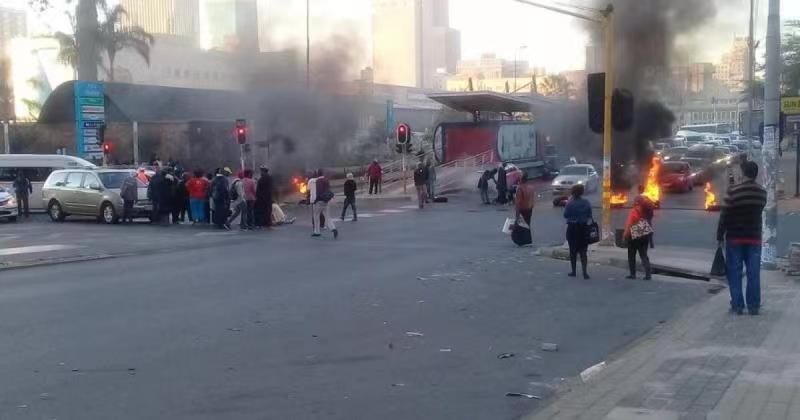 南非最大城市和港口因抗议活动陷入瘫痪