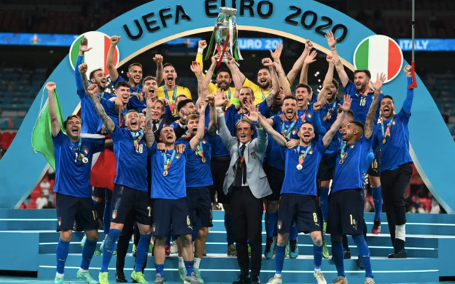 意大利将帅庆祝夺冠.图片来源:新华社.