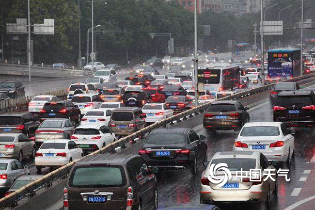 △12日8时左右，北京早高峰车流量增加。（中国天气网：王晓）