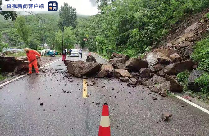 北京怀柔强降雨引发山体塌方 预计中午清理完毕