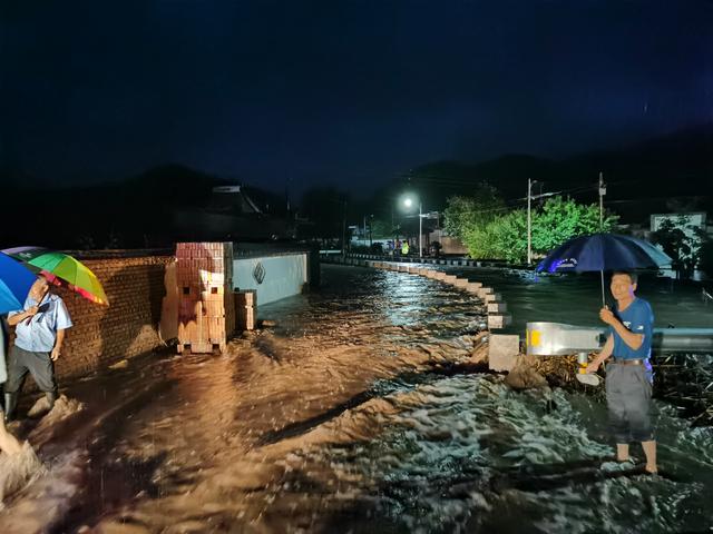 持续暴雨致河水水位上涨，洪水漫进村庄，村民被紧急疏散。怀柔消防供图