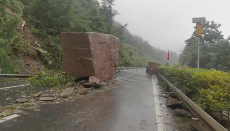 暴雨引发塌方 近百吨落石阻断沪渝高速