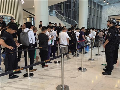 　　图为同程大厦内排队等候商谈的供应商。蔡淑敏 王敏杰 摄
