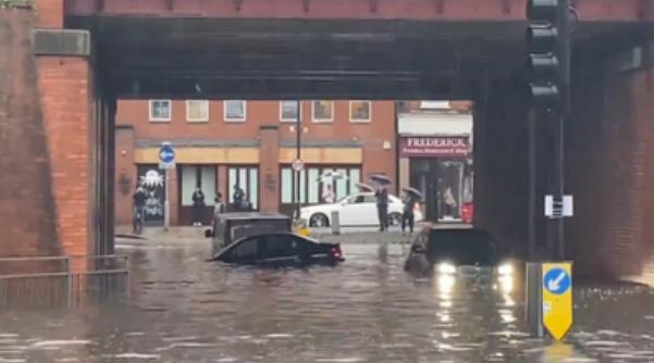 暴雨袭击伦敦！街道变成河流、地铁停运，消防队电话被打爆