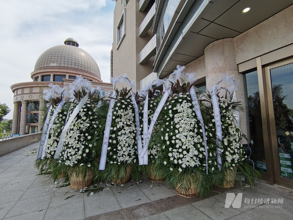 泰州市民自发吊唁扬子江药业已故董事长徐镜人其子徐浩宇戴孝迎接