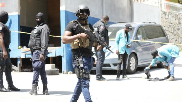 总统莫伊兹遭暗杀后，海地警方和法医小组在总统官邸外寻找证据 图源：外媒