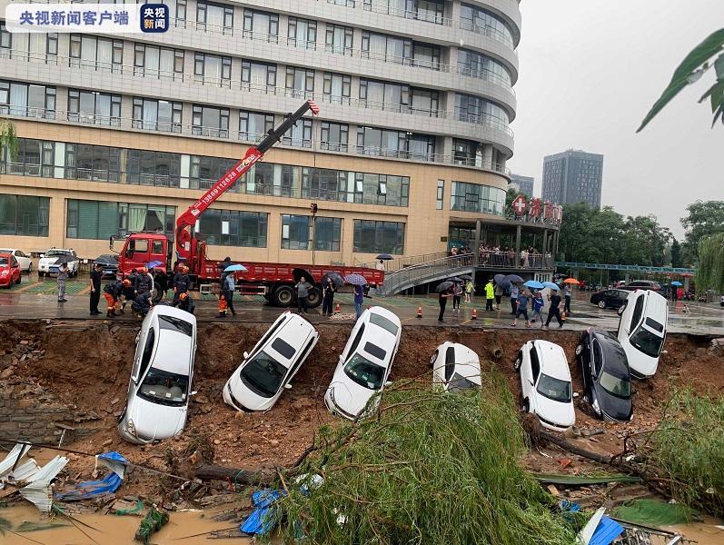 山东济南强降雨致河道沿岸面坍塌 多车坠落