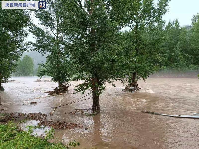 河北承德县：暴雨诱发山洪冲毁道路 交通中断