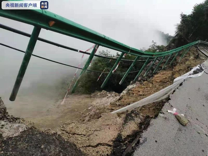 受强降雨影响 重庆云阳省道202龙角至蔈草镇突发山体滑坡道路中断