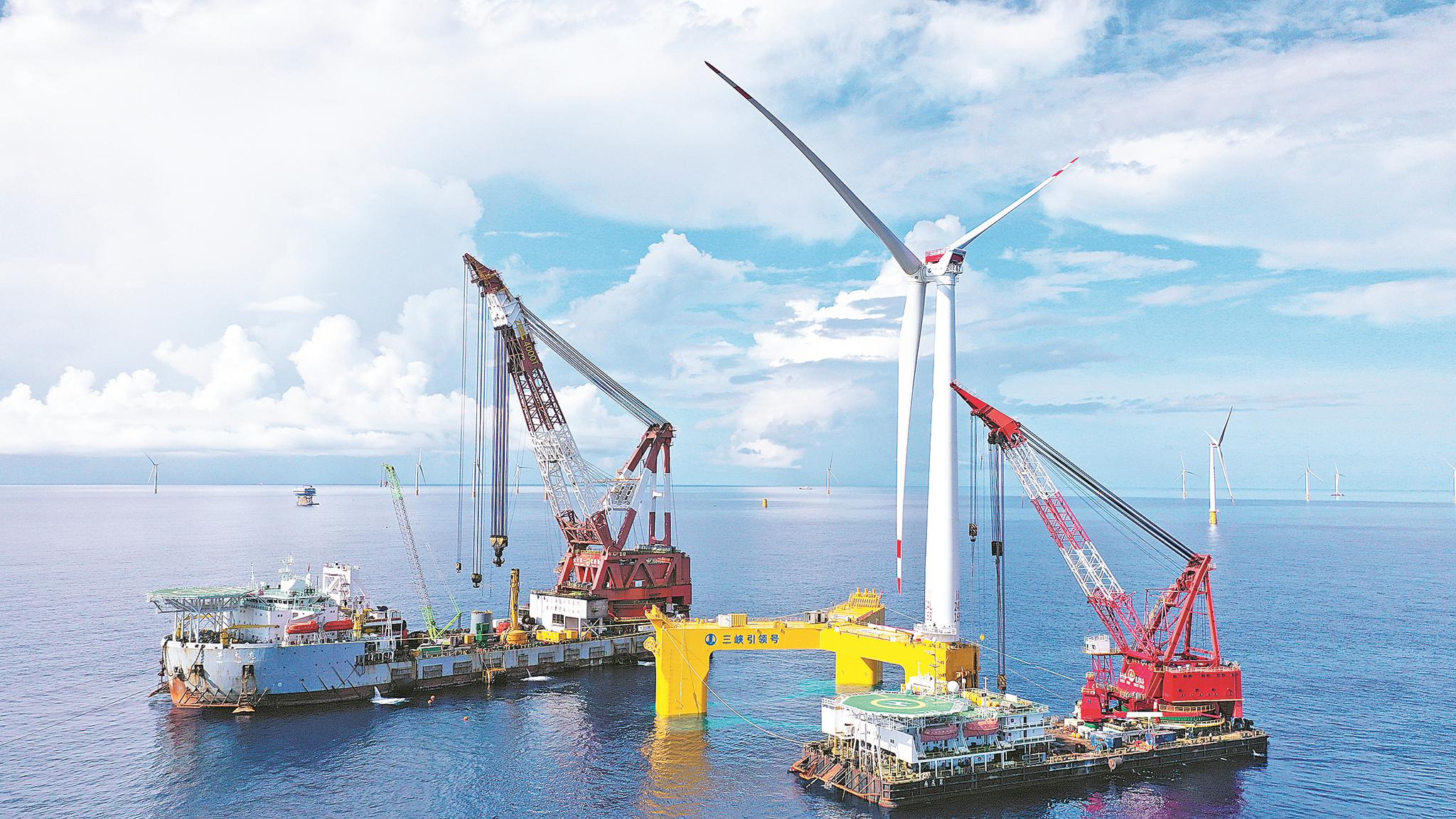 全球首台抗台风型漂浮式海上风电机组在广东阳江安装成功