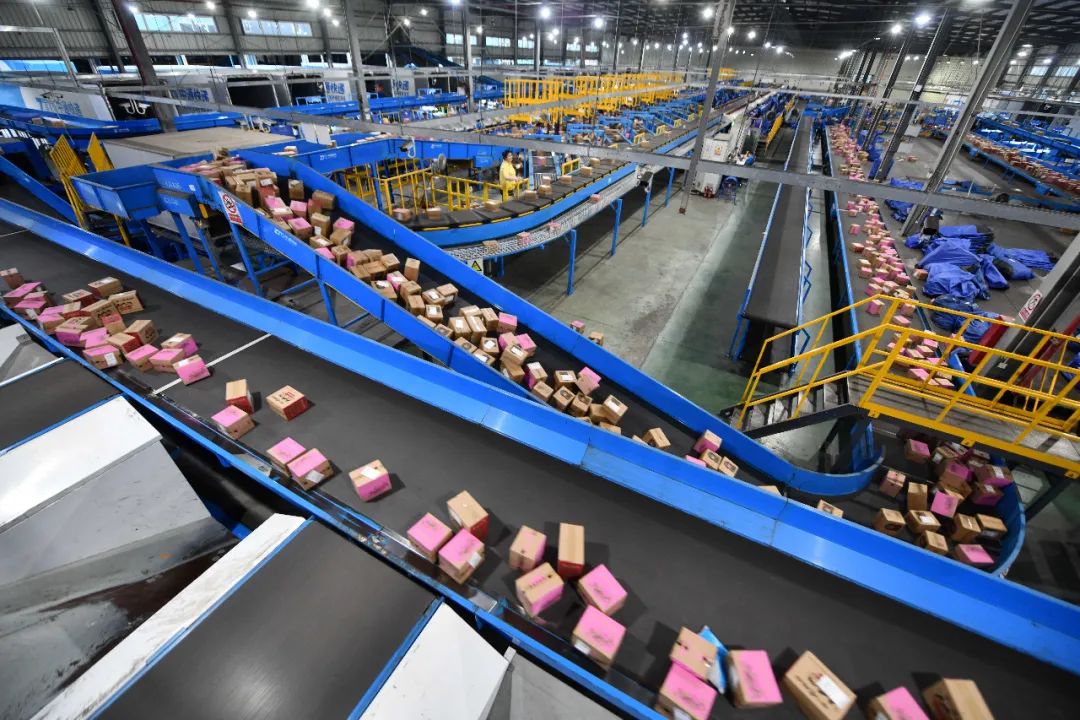 图为快件通过自动化流水线输送到指定装车口.黄孝邦摄(新华社)