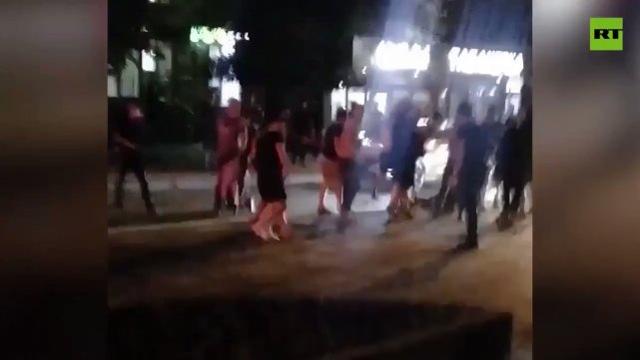 莫斯科街头爆发大规模斗殴！400名移民打群架，警方逮捕100多人