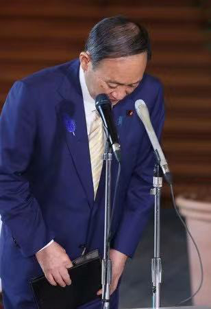 菅义伟14日在回答记者相关提问时鞠躬致歉(图片来源:日媒)