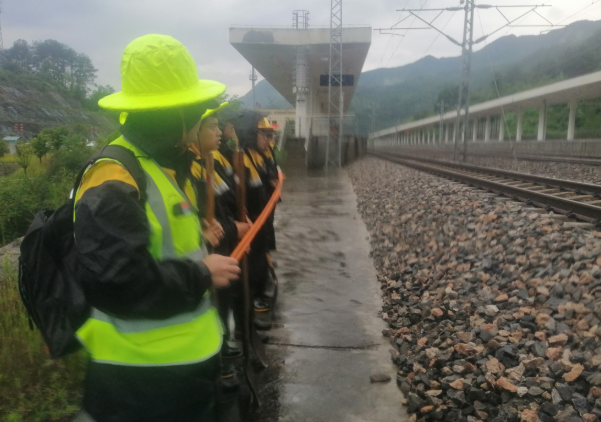 强降雨导致兰渝线部分列车晚点 铁路部门加强巡查确保线路安全 - Vimarsana News