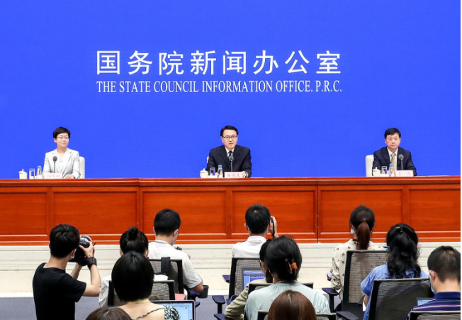 上图:国新办举行启动全国碳排放权交易市场上线交易情况国务院政策例行吹风会。新华社发(刘健/摄)