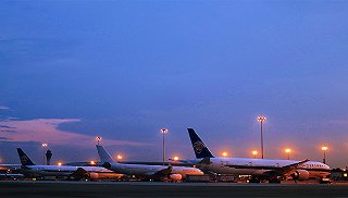 “三大航空公司6月运营数据出炉：客运量环比大幅下降 6月至今股价齐跌