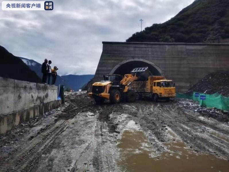 四川黑水县国道347线多处路段发生泥石流 现已抢通
