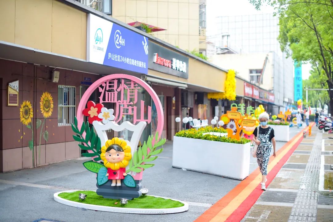 南苑街道将兴隆新寓小区的150米商业街被艺术性打造成为文化街区.