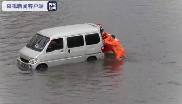 在“河里”推车？车辆因内涝受困 黑龙江消防员这样救援→