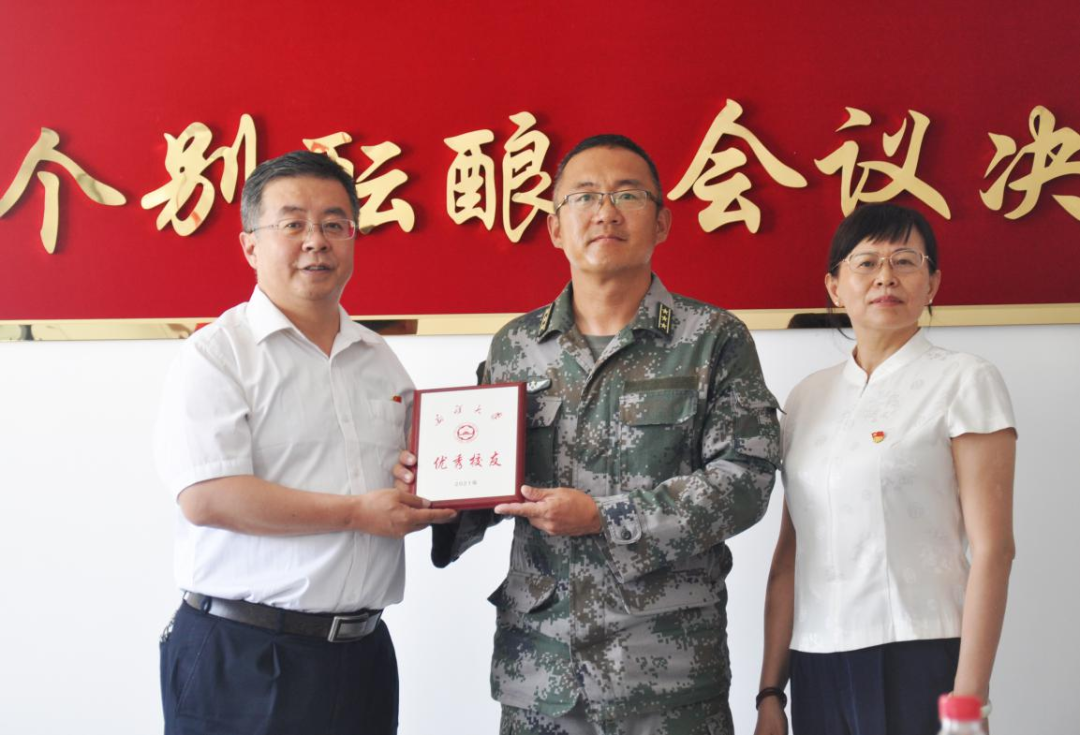 新大新闻无论身在何处母校温暖如故我校开展七一慰问优秀校友活动