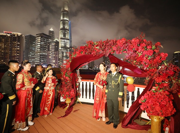 图说:集体婚礼现场.张龙 摄