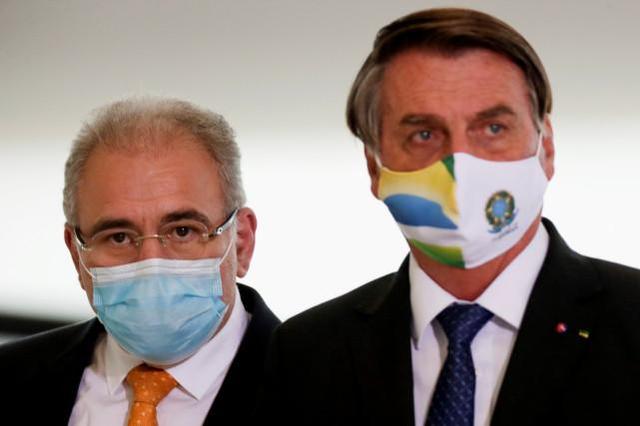 巴西总统博索纳罗与卫生部长奎罗加（图源：外媒）