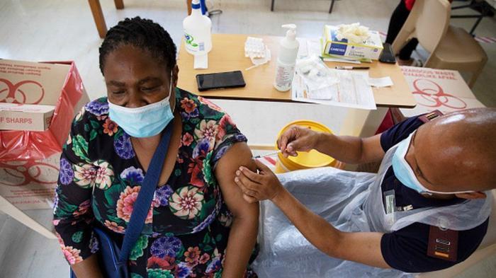 （伴随疫苗紧缺，部分贫穷国家正在面临第三波疫情危机。）