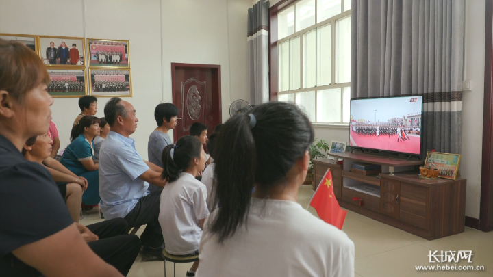 今天上午,张自轩父母及亲友,邻居欢聚在电视机前,一起收看大会直播.