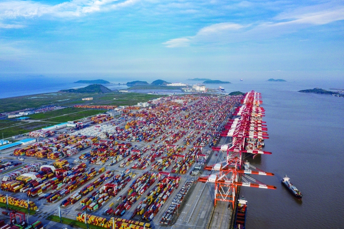 上海洋山港集装箱码头新华社图