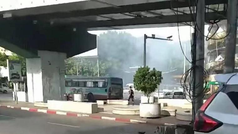 缅甸仰光米尼贡立交桥上发生爆炸 一辆警车被炸毁