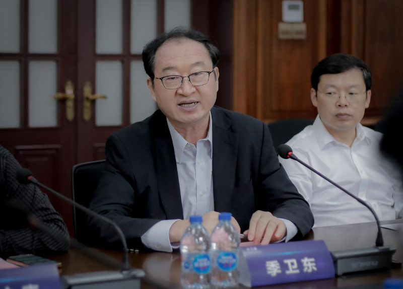 杨小康提到,人工智能和国际规则关乎国家发展和人工智能服务人类社会