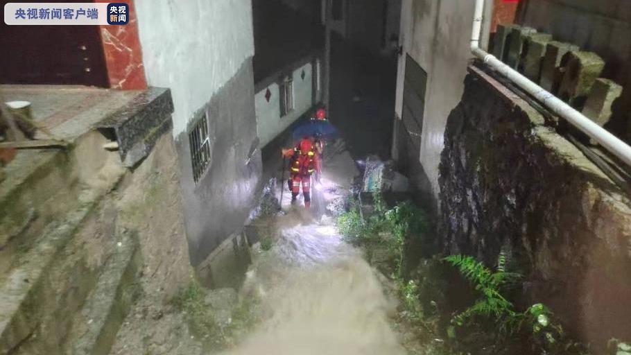 桂林强降雨引发内涝 消防连夜营救被困群众