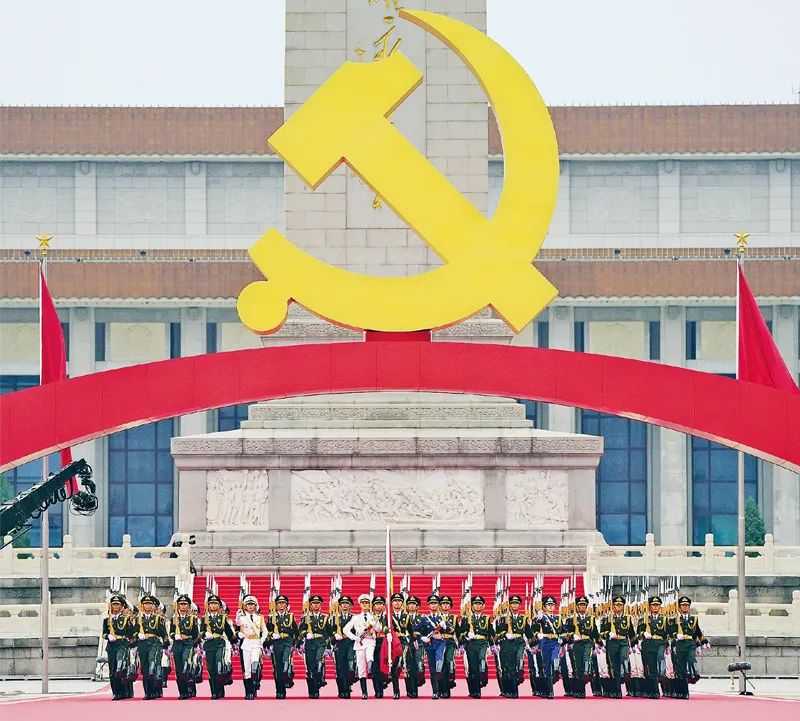  2021年7月1日上午，庆祝中国共产党成立100周年大会在北京天安门广场隆重举行。图为国旗护卫队准备升旗。 新华社记者 邢广利/摄