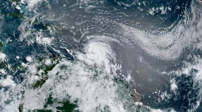 卫星图像显示汹涌来袭的大西洋飓风“艾莎”