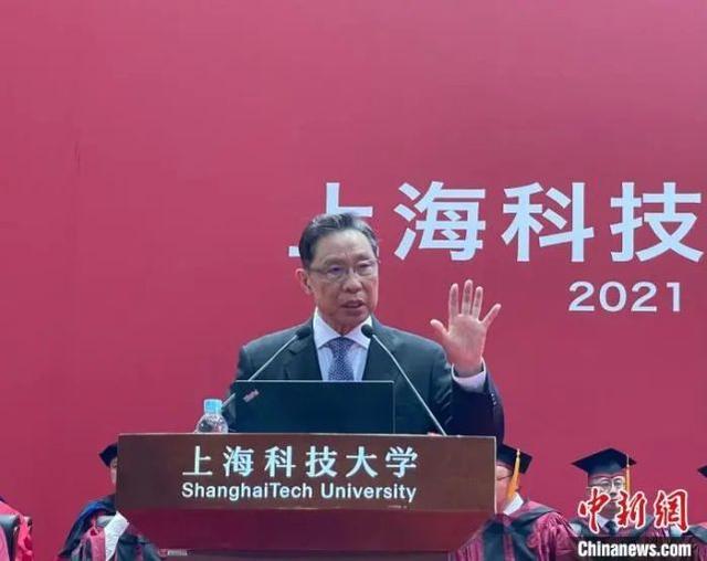 中国工程院院士钟南山3日在沪参加上海科技大学2021届毕业典礼 郑莹莹 摄