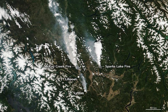 卫星图像显示危险的野火在加拿大不列颠哥伦比亚省肆虐