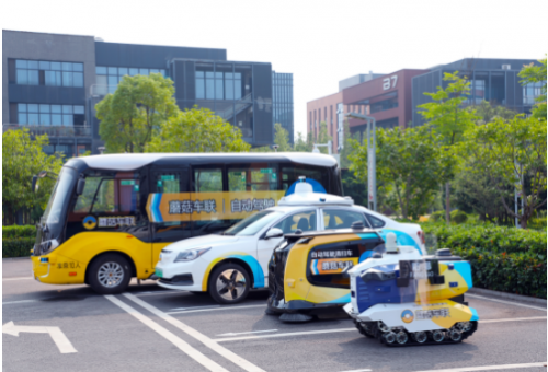 蘑菇车联自动驾驶公交车、自动驾驶出租车、自动驾驶清扫车、自动驾驶巡逻车
