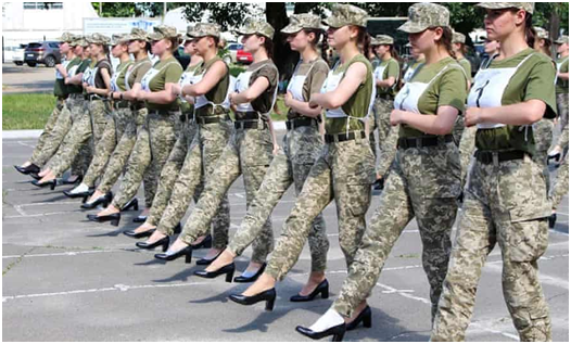 争议大了！乌克兰女兵穿高跟鞋为阅兵练正步，议员喊话政府公开道歉！