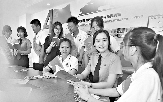 　　　图④：日前，天津市西青区检察院邀请来自杨柳青一中的学生代表体验检察工作，干警们结合案例向同学们讲解了民法典及未成年人保护法相关知识，帮助同学们提高自我保护能力。　本报记者陶强　通讯员臧萌摄