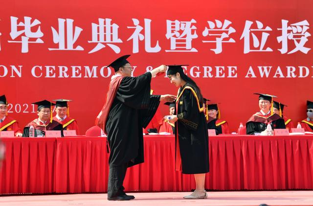 党委副书记,副校长胡智锋为毕业生拨穗.摄影/新京报记者 李木易