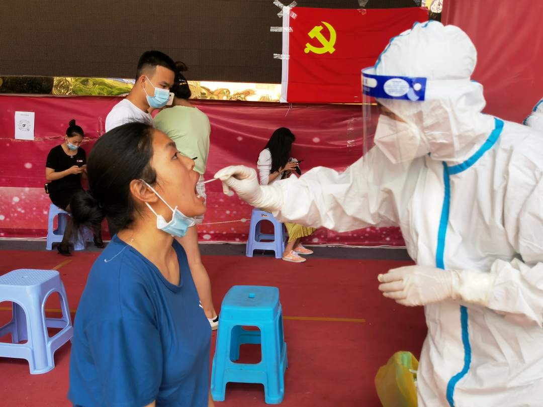 直击瑞丽全员核酸检测现场：群众配合，采样有序