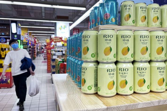 如今,低度酒销售增幅已超过白酒视觉中国图