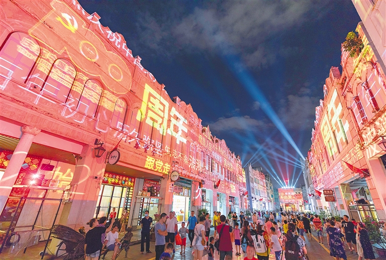 近日,海口市龙华区骑楼老街开展庆祝建党100周年红色主题系列活动.