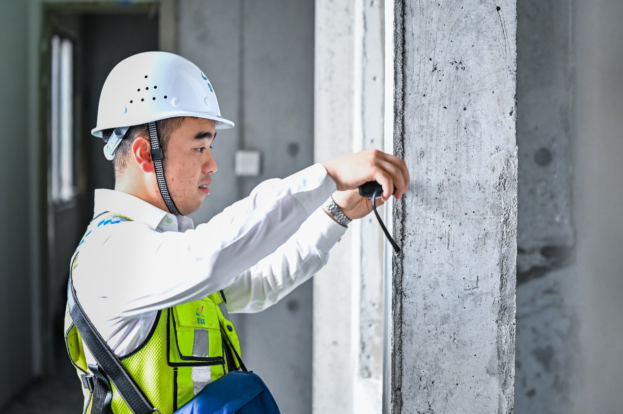 罗维在检查工程质量