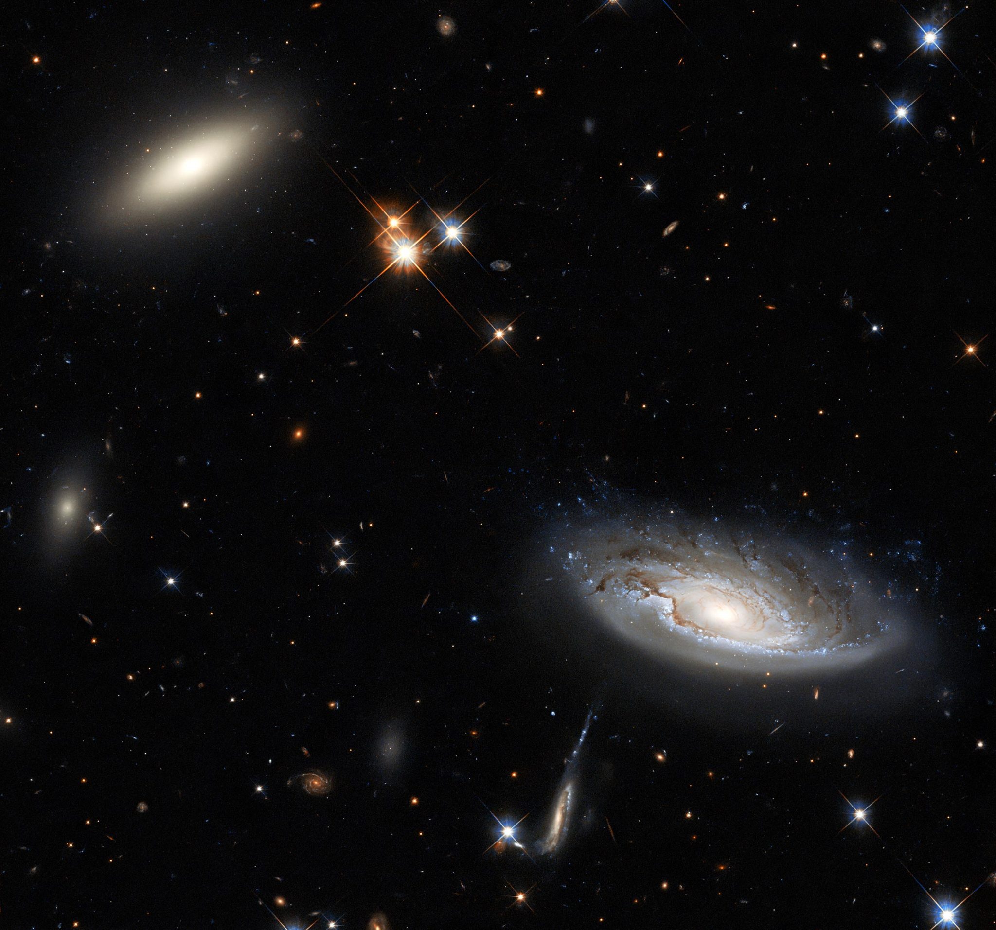 哈勃望远镜捕捉到英仙座星系团中的两个巨大星系