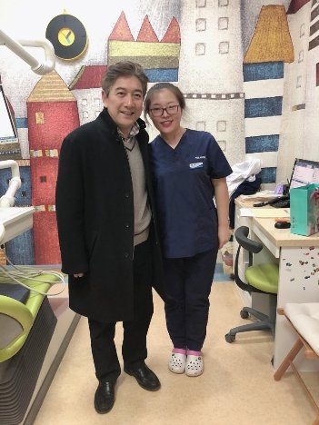 (左:知名主持人水均益,右:李闻医生)