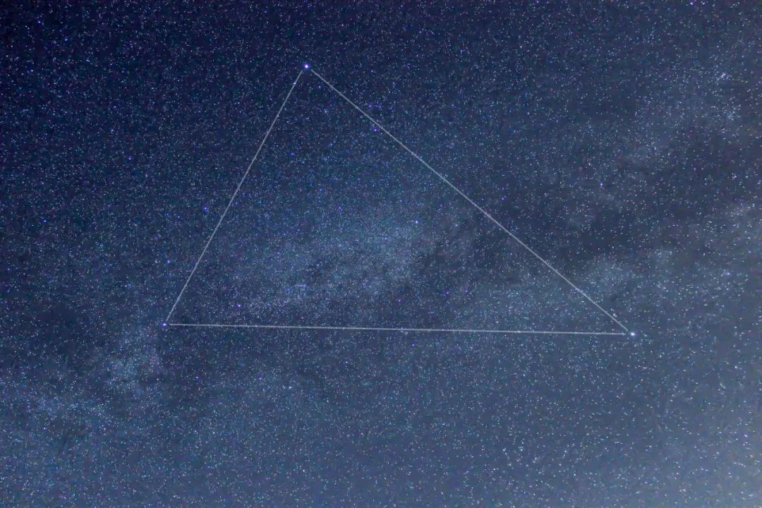 天津天文爱好者王强2019年5月2日拍摄的"夏季大三角".(本人供图)